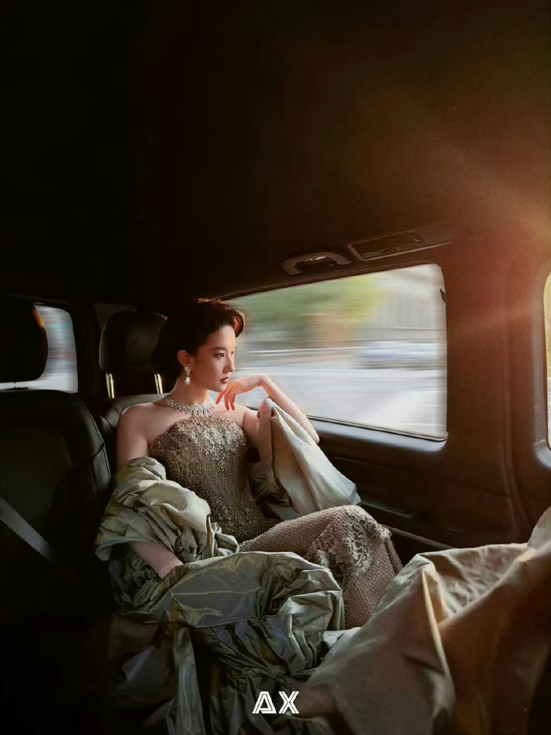 刘亦菲车窗照我的显化头像有 刘亦菲 宝格丽女王