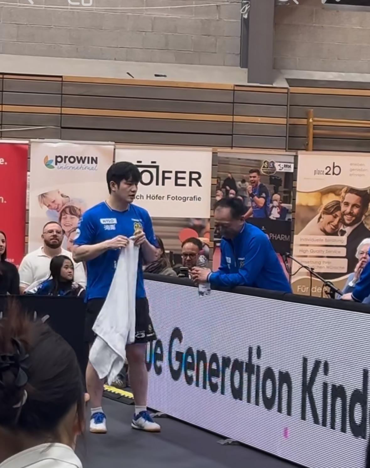 我要被王教练笑死啦—面对樊振东笑，开心，喝水！
面对其他球员，
你要这么打，那么