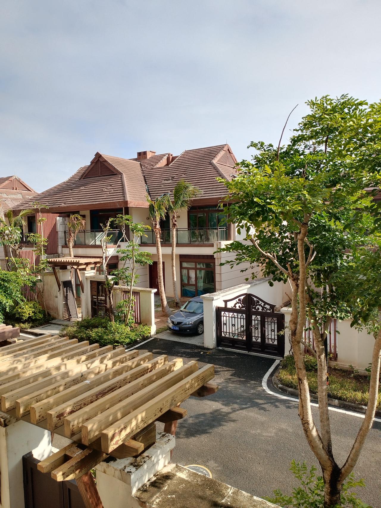 网上说海南房价暴涨是真的吗？我怎么不信呢。
别的地方我不知道，今年二月份我去海南