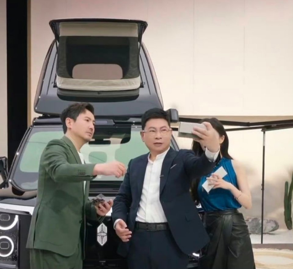 在与沈腾、杨幂介绍鸿蒙智行享界G9的视频中，余承东掏出一台佩戴保护壳的神秘新机，