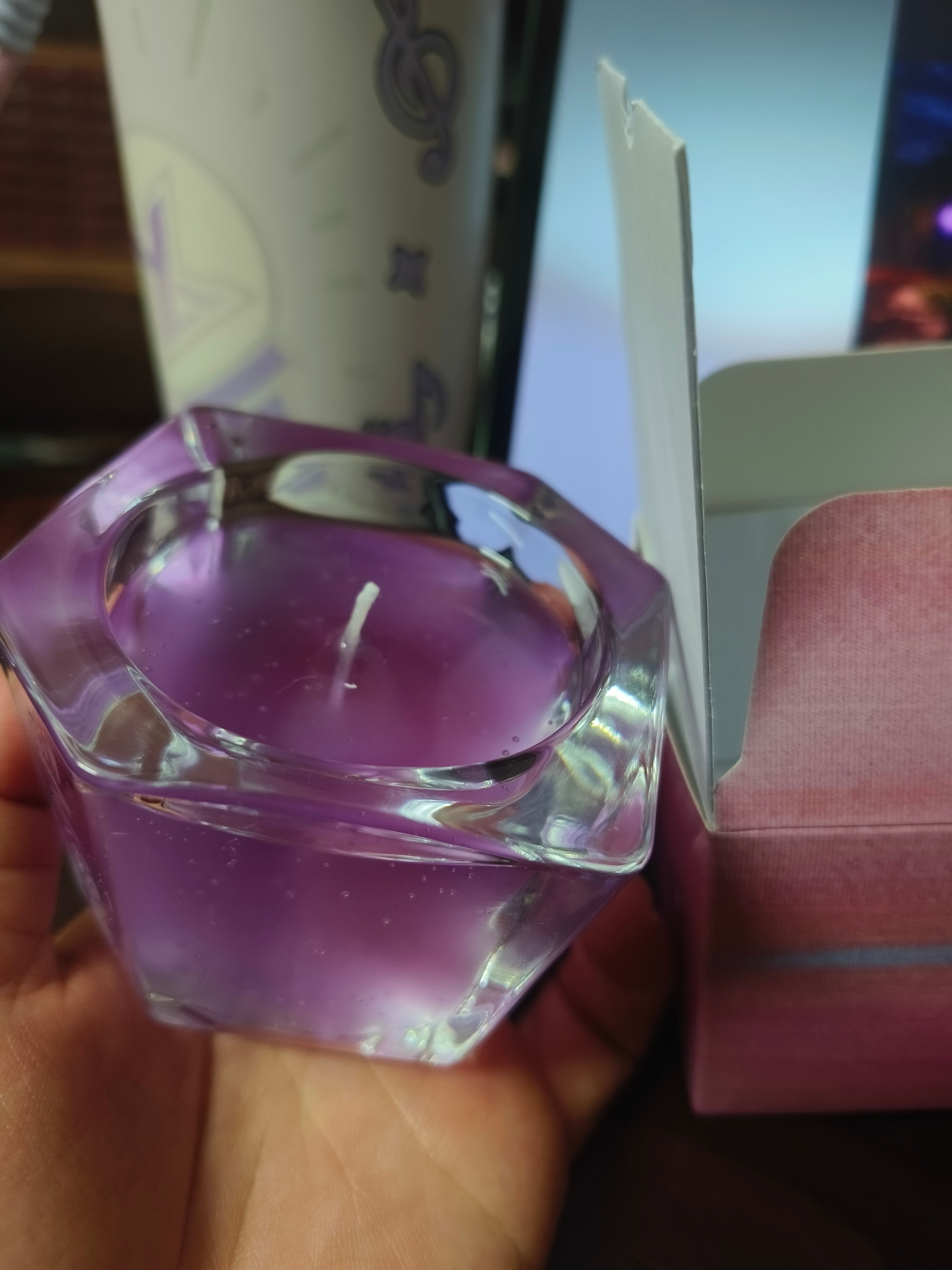 好香啊，不想点，就这样闻闻就好了，像是一种果香又不像，对香味知之甚少啊[思考]罗
