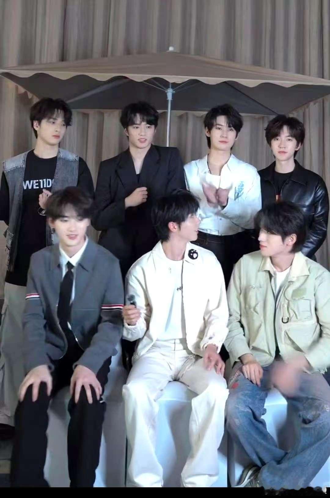 时代少年团有自己的巧克力手套 时代少年团就是欢乐氛围担当！在讨论从非洲回来后的肤