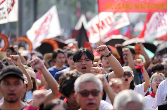 彻底乱了！菲律宾终于被美国害惨了！马科斯没想到跟随美国后果这么严重！
 
195