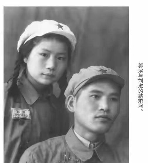 1947年，运城战役中，我军一个炮兵一炮摧毁了敌军碉堡，王震看到后，连忙找到他，