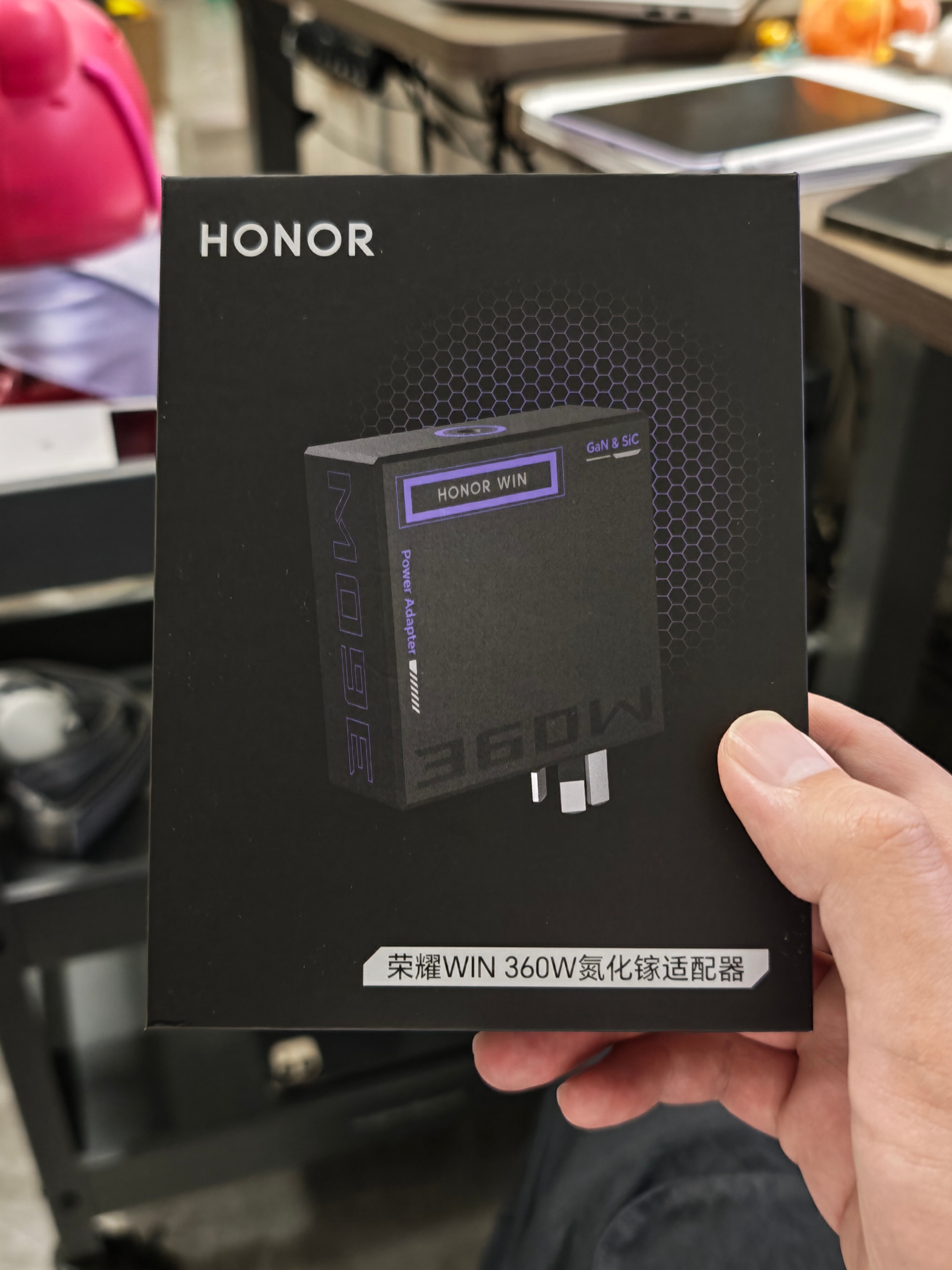 真是好东西，出门给游戏本带个便携的满功率充电头，出差也能爽玩游戏谁懂