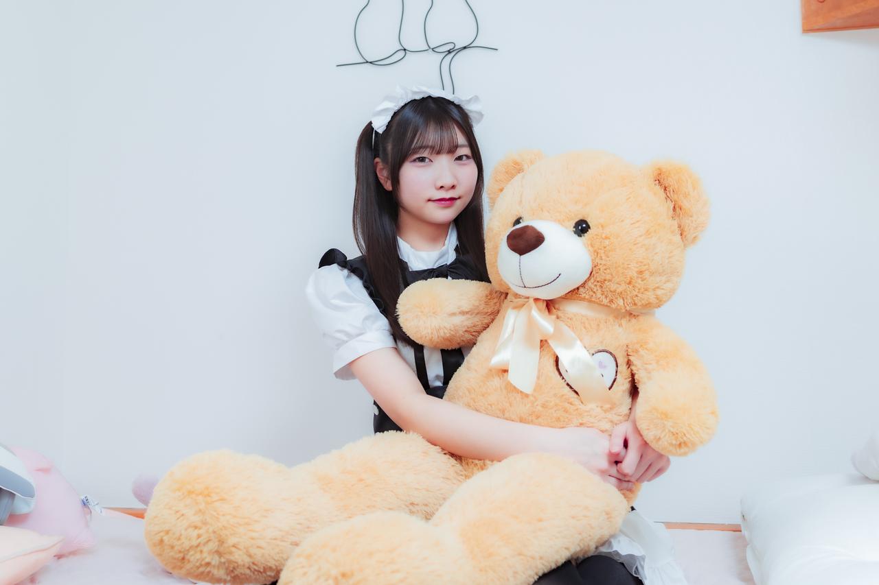 少女与熊抱，心怀暖意浓