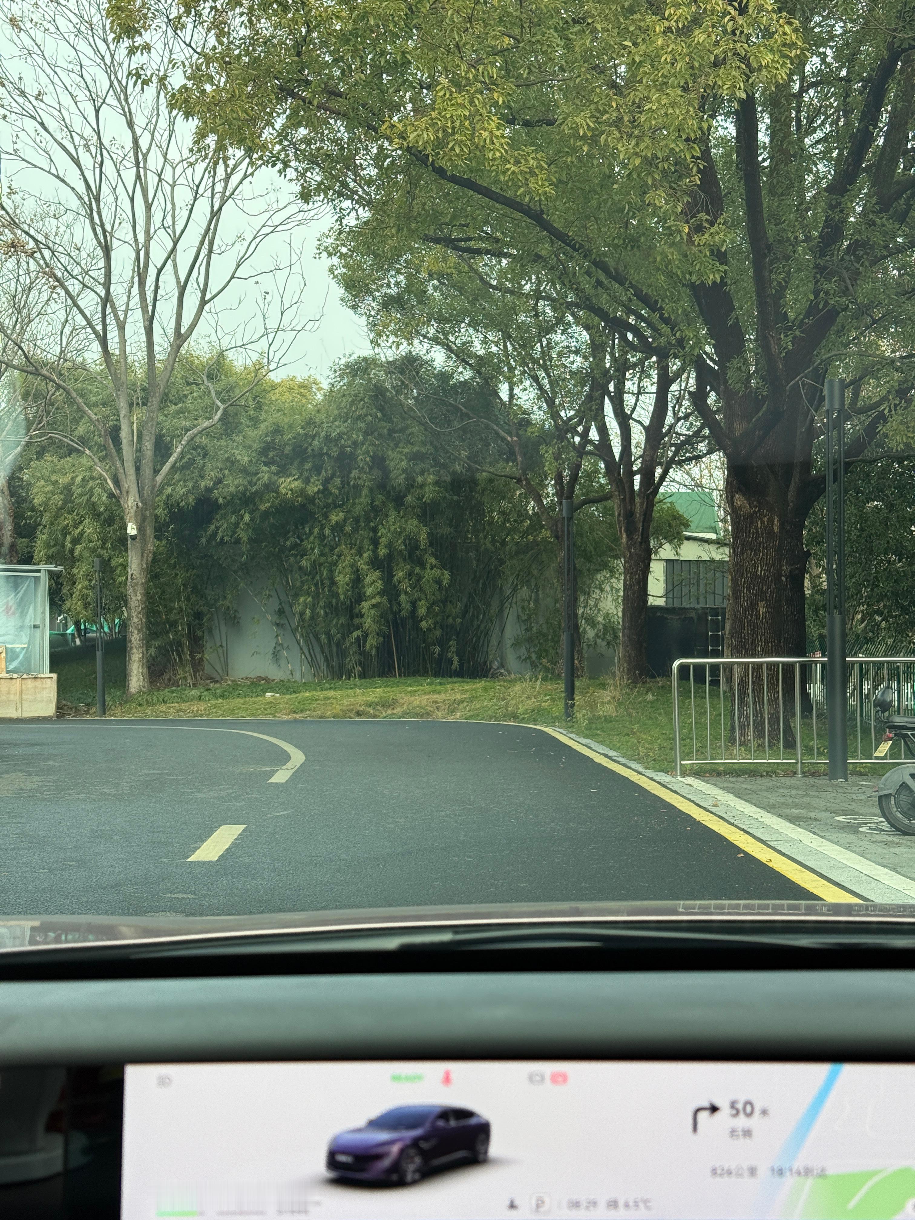 装了一车的东西 不用猜续航肯定大打折扣 要频繁去服务区补能了 都没想到会有这么多