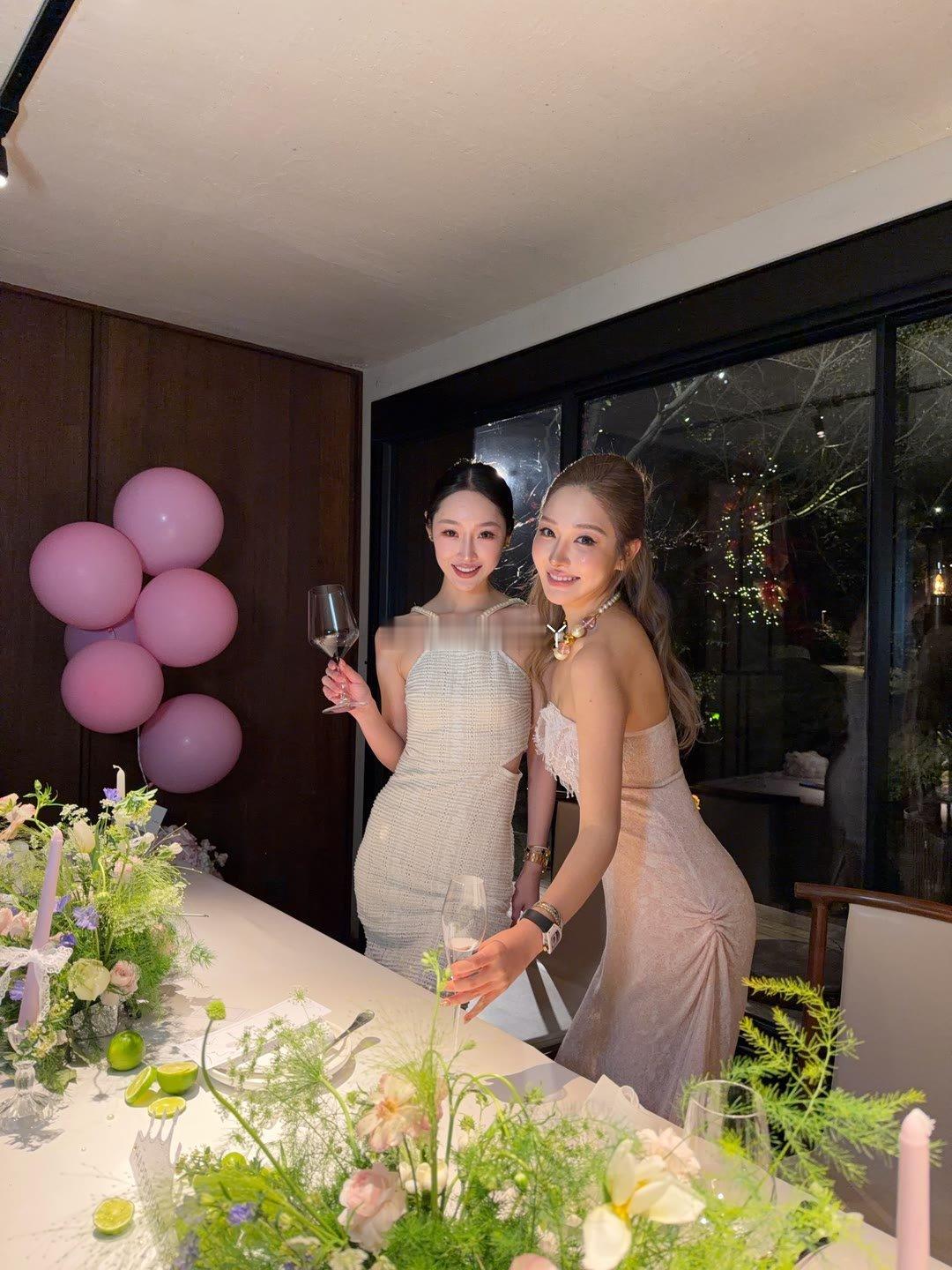 小冠军现身小杜凤生日现场，全程陪伴笑容满满，好闺蜜同框超有爱。简单温馨的画面 