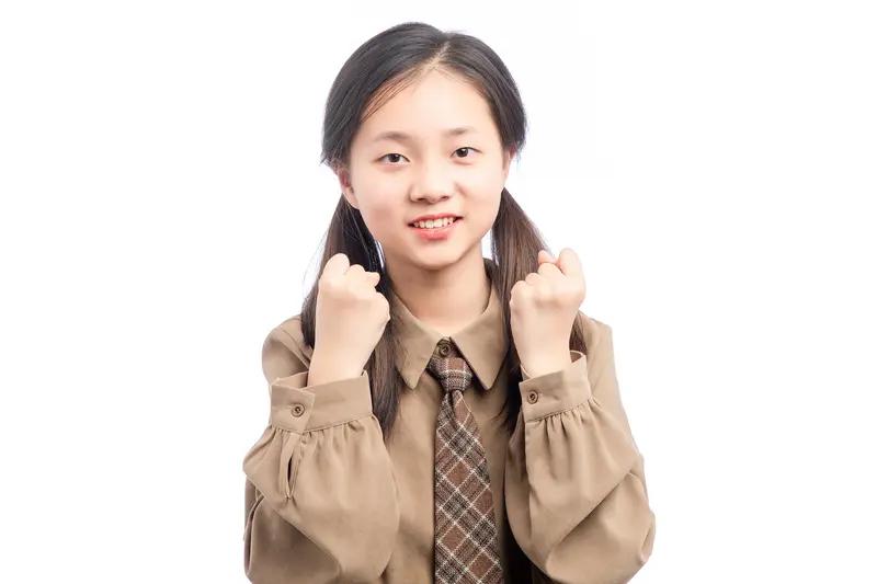 00后女孩鲁静怡堪称逆袭典范。2020年中考失利的她选择中专，一度差点退学。偶然