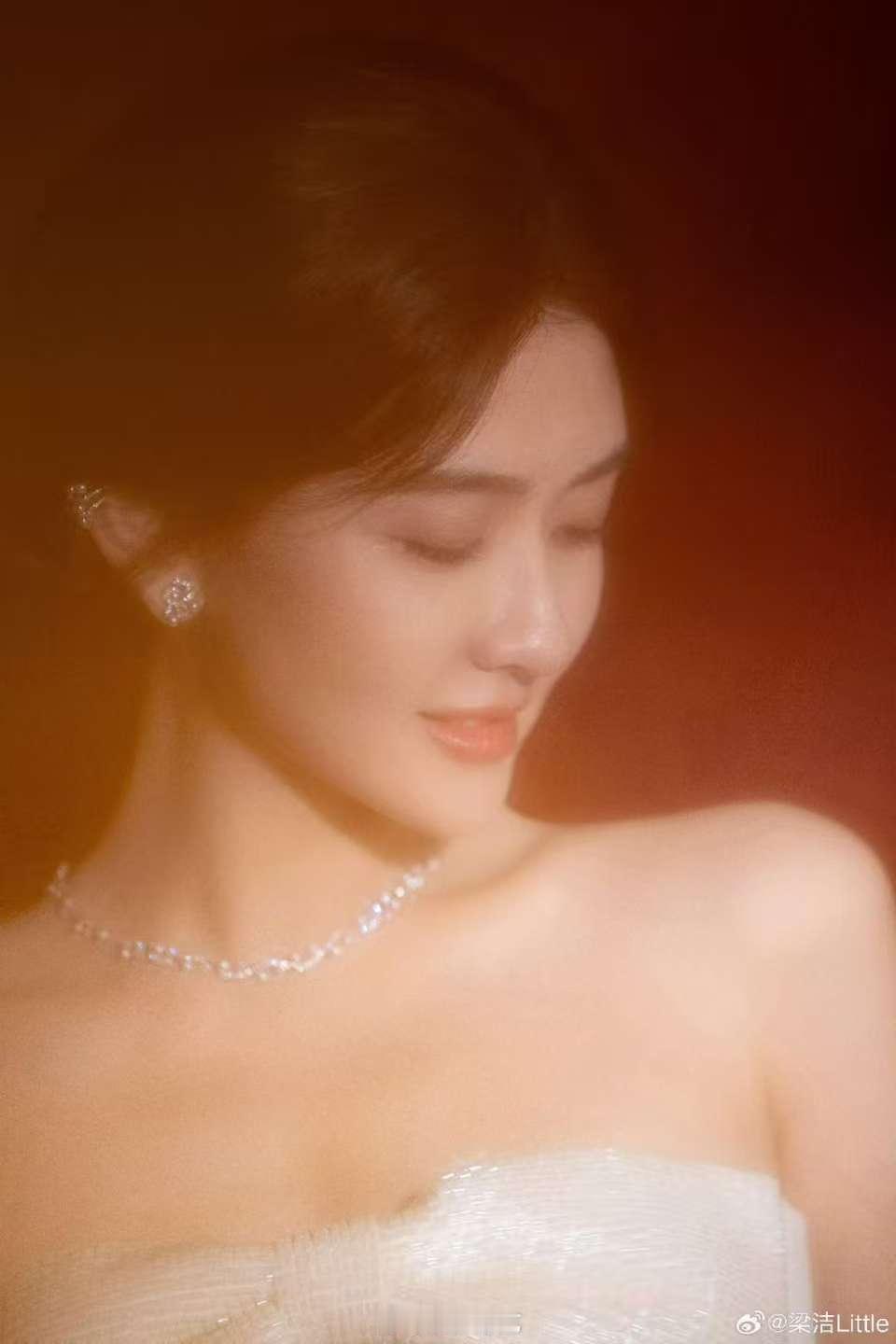 梁洁元宵节九宫格写真  梁洁元宵节写真  梁洁元宵节九宫格写真好美呀，梁洁在元宵