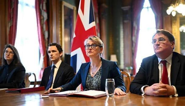 史上最讽刺结盟！
50国护航航道，却不带全球最大霸主。
 
4月17日，英法牵头