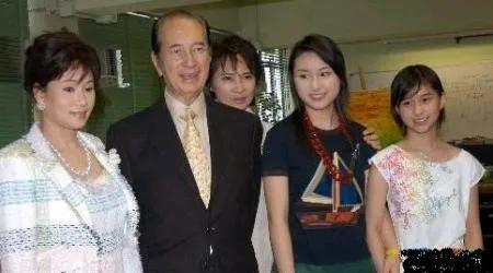 孩子是父母的纽带，从小就美丽聪慧的何超莲也是父母心头肉。一家三口人靠在一起合影，
