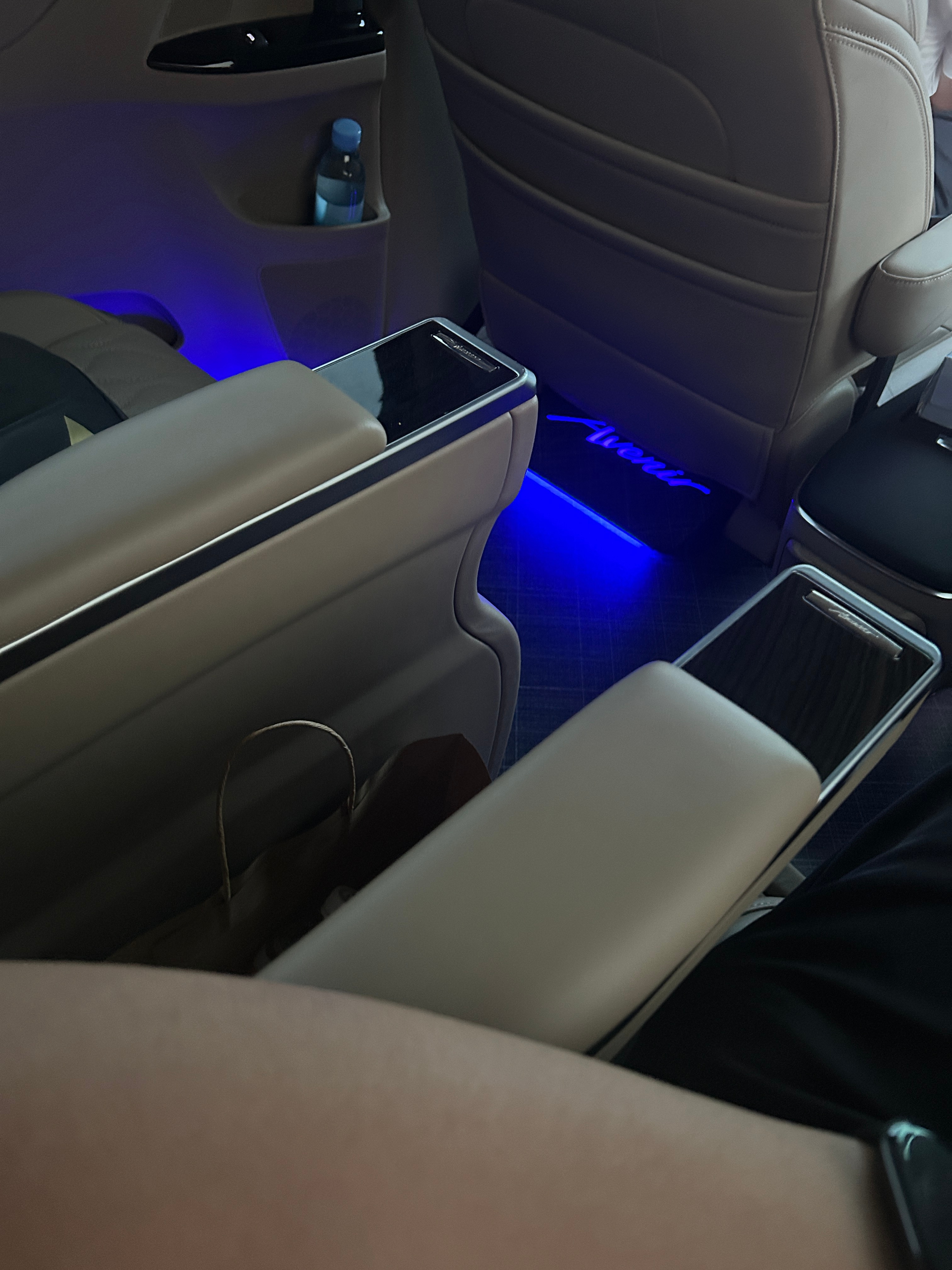 说实话，单论这个二排座椅的舒适度和各种调节什么的便利程度，还得看国产新能源！！这