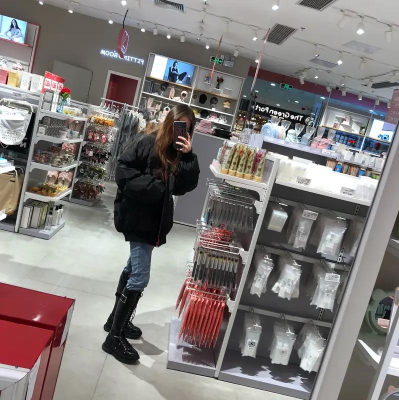 2025年11月3日，微博视界大会后台超暖心！脱口秀演员房主任偶遇杨幂，激动地搂