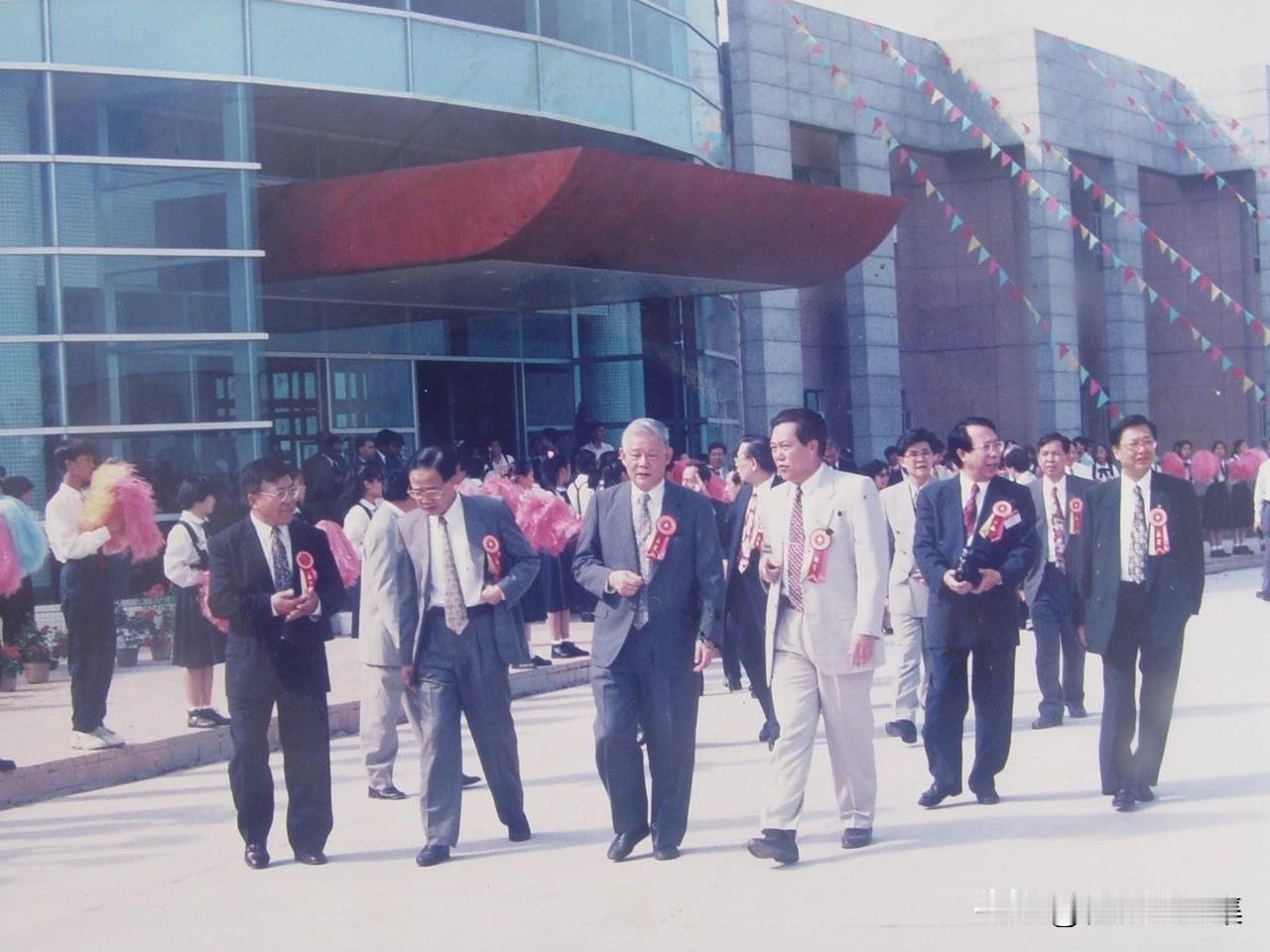 1995年10月30日，全国政协副主席叶选平（前左三，此前曾任广东省省长、全国人