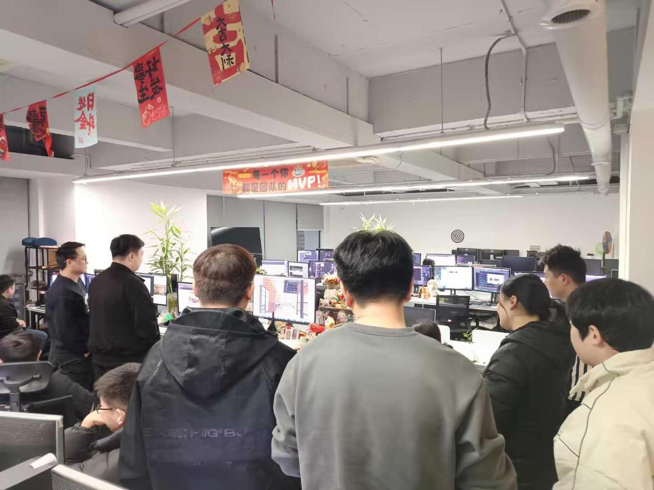 设计师在一起讨论设计方案。设计师