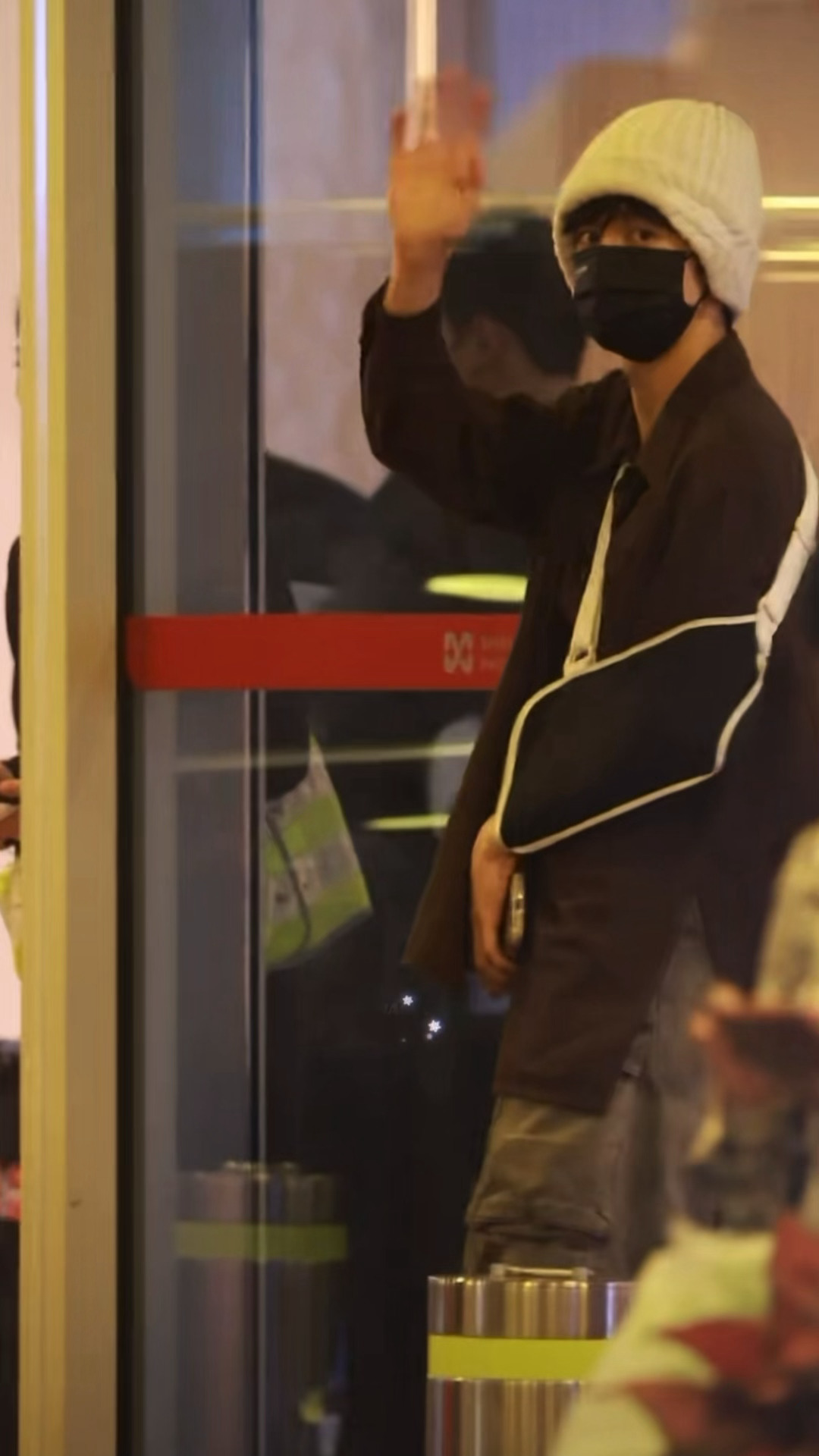 妈呀哲远儿终于出现了，手臂还是吊着的也一直在跟粉丝打招呼，好好修养啊陈哲远术后首