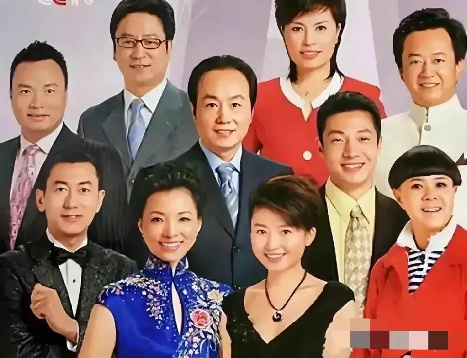 央视主持人大合照，原谅我一个也不认识，只是看着眼熟，电视里也经常见……