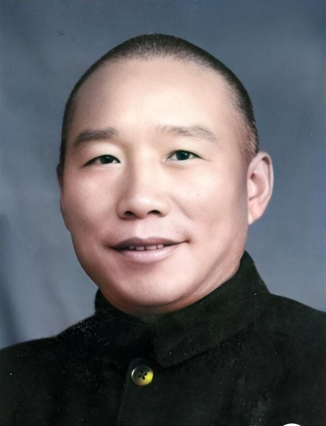 1948年，国军的一名伙夫和大部队走散了，被解放军拦下。解放军看他年纪大，便发了