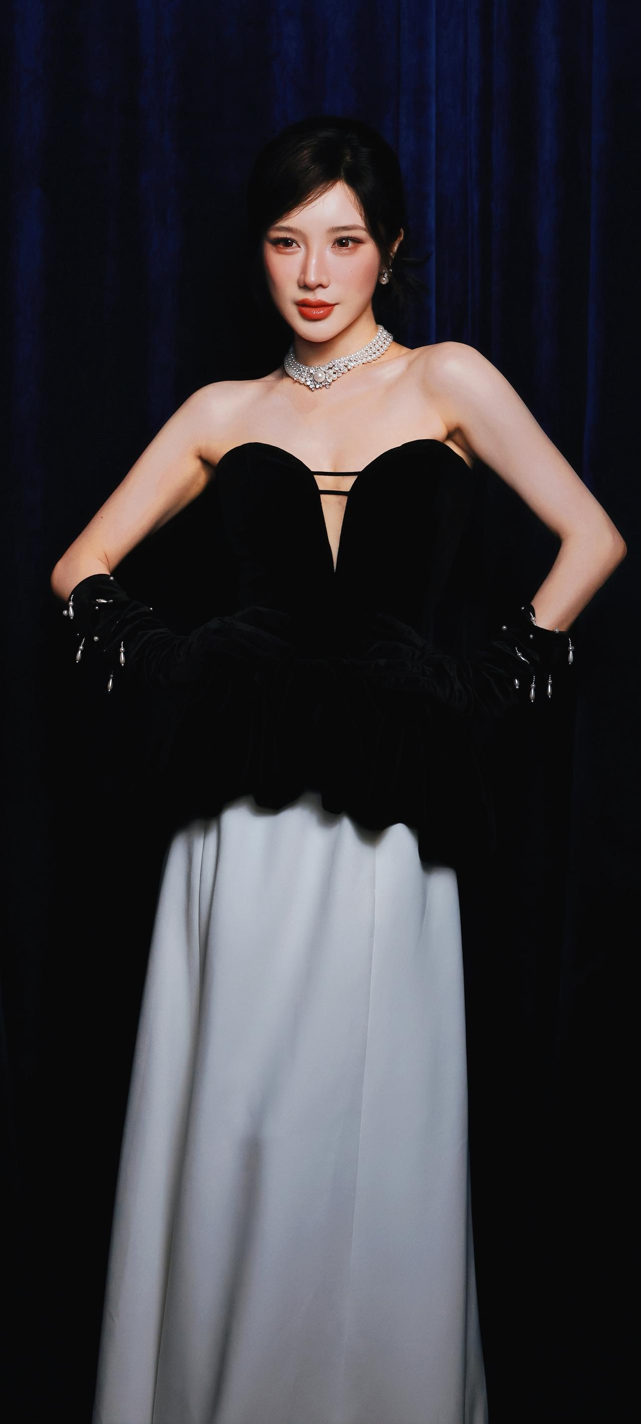 谁能拒绝戴燕妮的丝绒礼裙造型？✨ 

蓝幕背景下的黑裙白裙搭配，珍珠颈链+黑色手