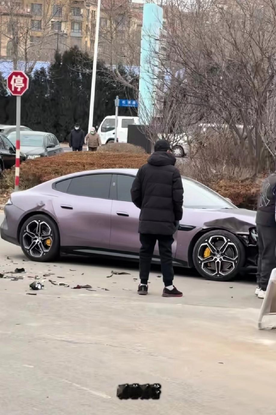 辽宁大连，网友发视频称:大连小米汽车交付中心开业第一天，就在大门口，一台小米和一