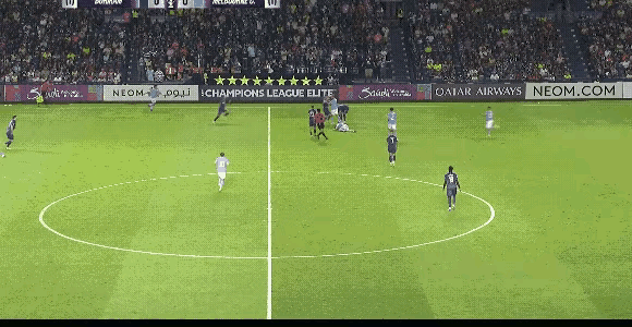 祖依这家伙完全把南美赛场的垃圾动作带到了泰国，东南亚球队有时候动作比较怪，但是他