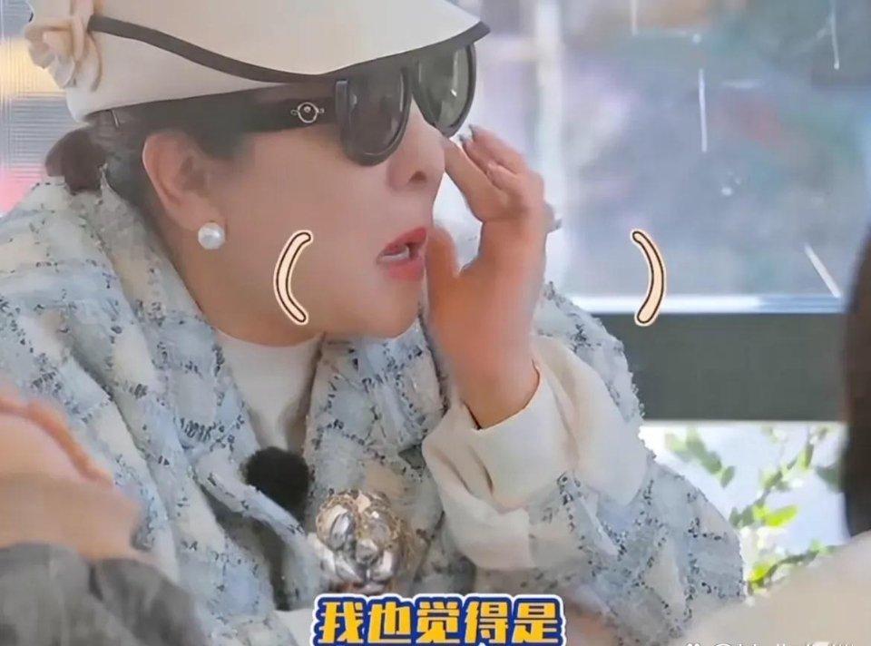 倪萍问向太直播是为了好玩，还是为了挣钱。还是想把你特别好吃的东西，都推给大家。向