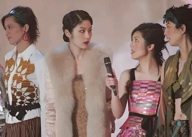 香港明星老照片系列之：女歌手同台

90年代底至2000年初，照片中的这四位应该