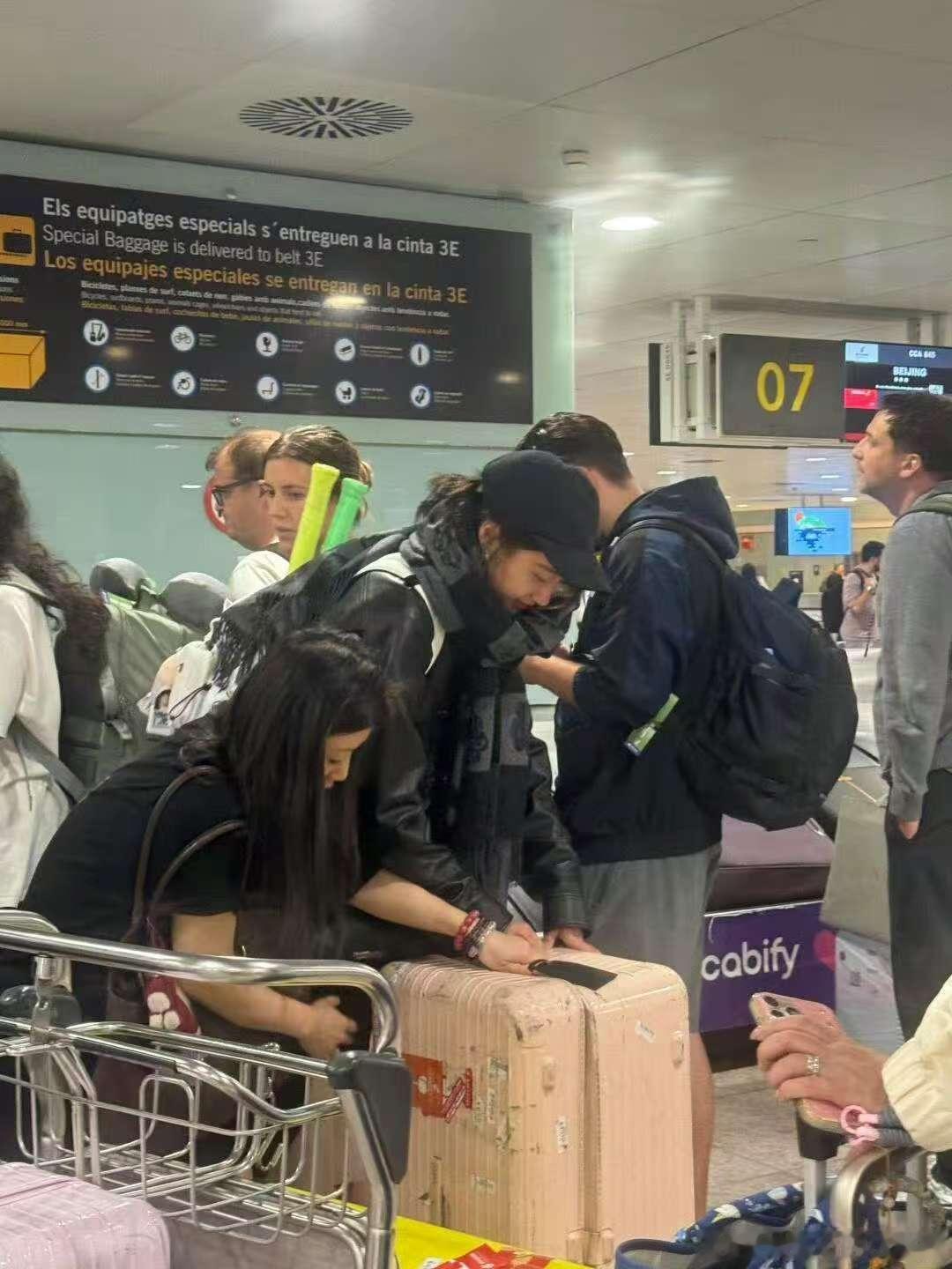 关晓彤带着网球拍旅游关晓彤这是要打遍全世界的网球场吗 关晓彤去旅游还带着球拍，这