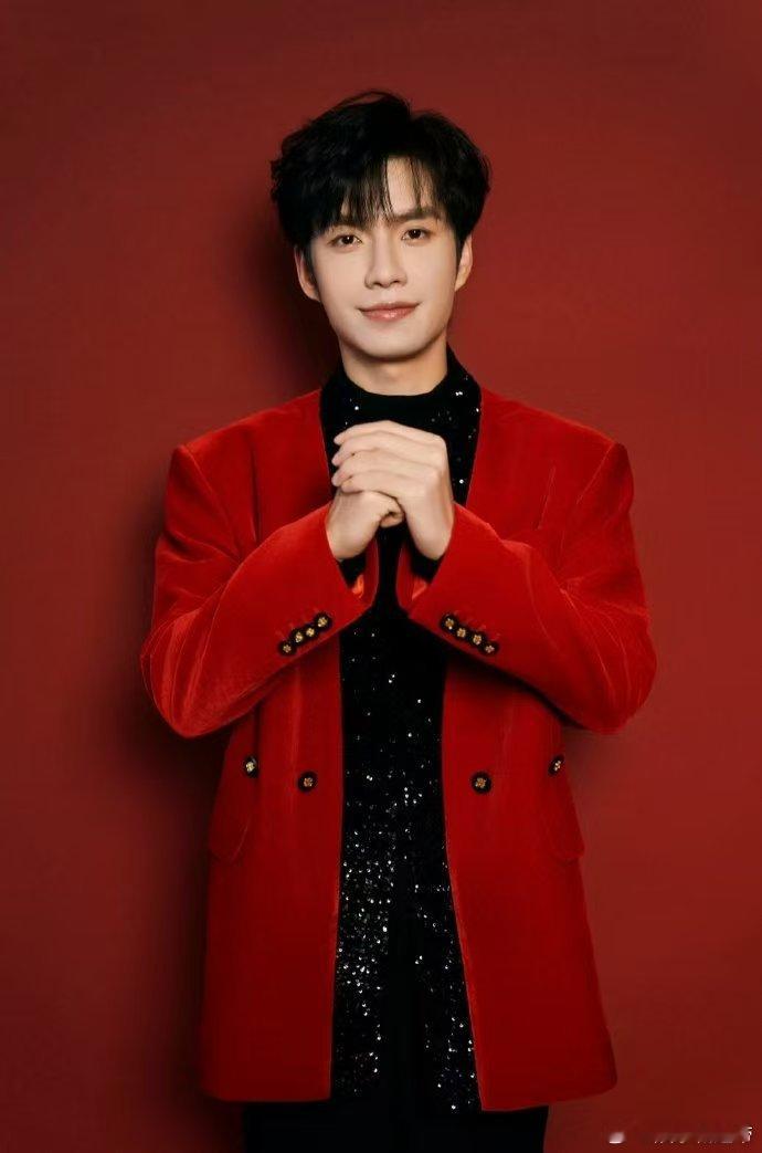 张颜齐央视小春晚主持首秀 哇塞塞！张颜齐央视小春晚主持首秀，谈吐利落有魅力值，仪