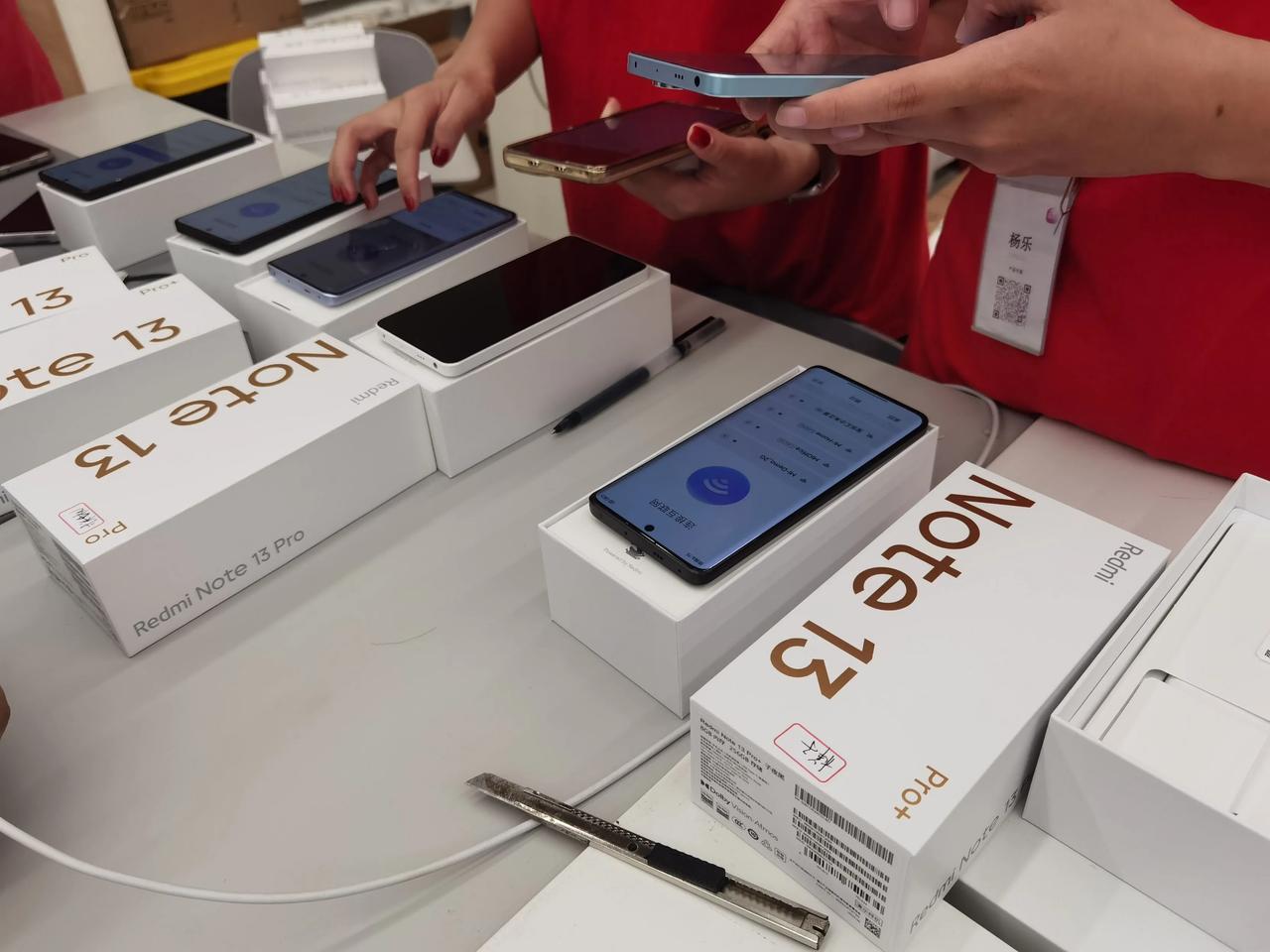 米家员工笑的合不拢嘴了，note13系列一台比一台香啊：

红米note13标准