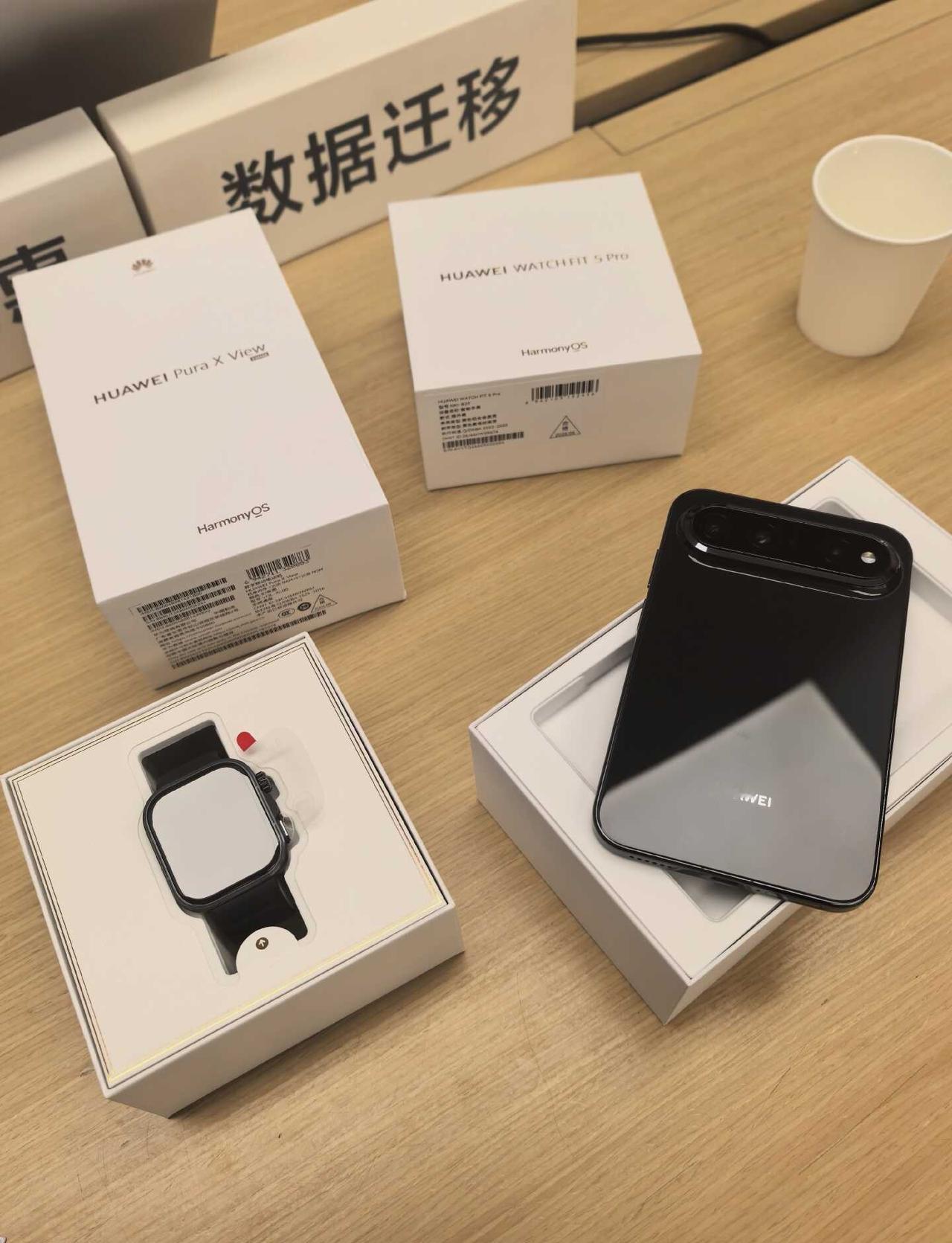 换华为手机了
今天来店里看了这个view太心动啦 不打算用果子了 换上了华为vi