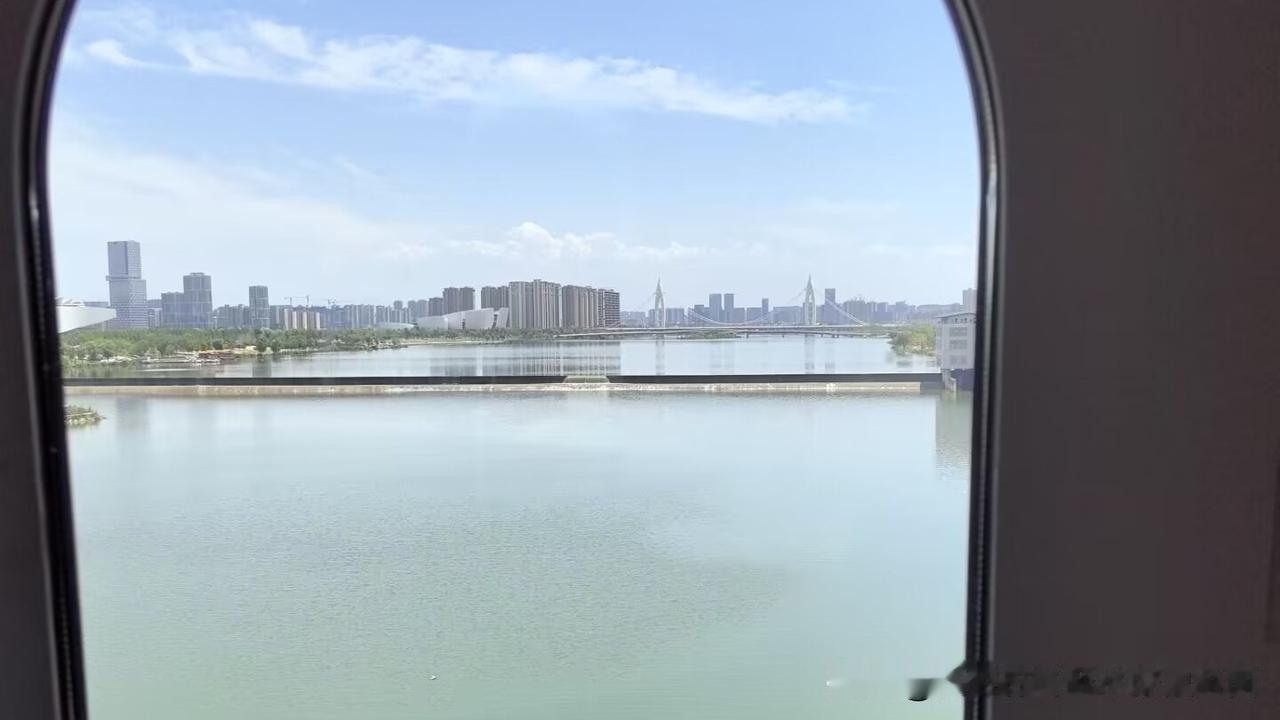 “火车座位”是人坐，对号入座是对人，高铁一人占三座你觉得合理吗？

8月18日，