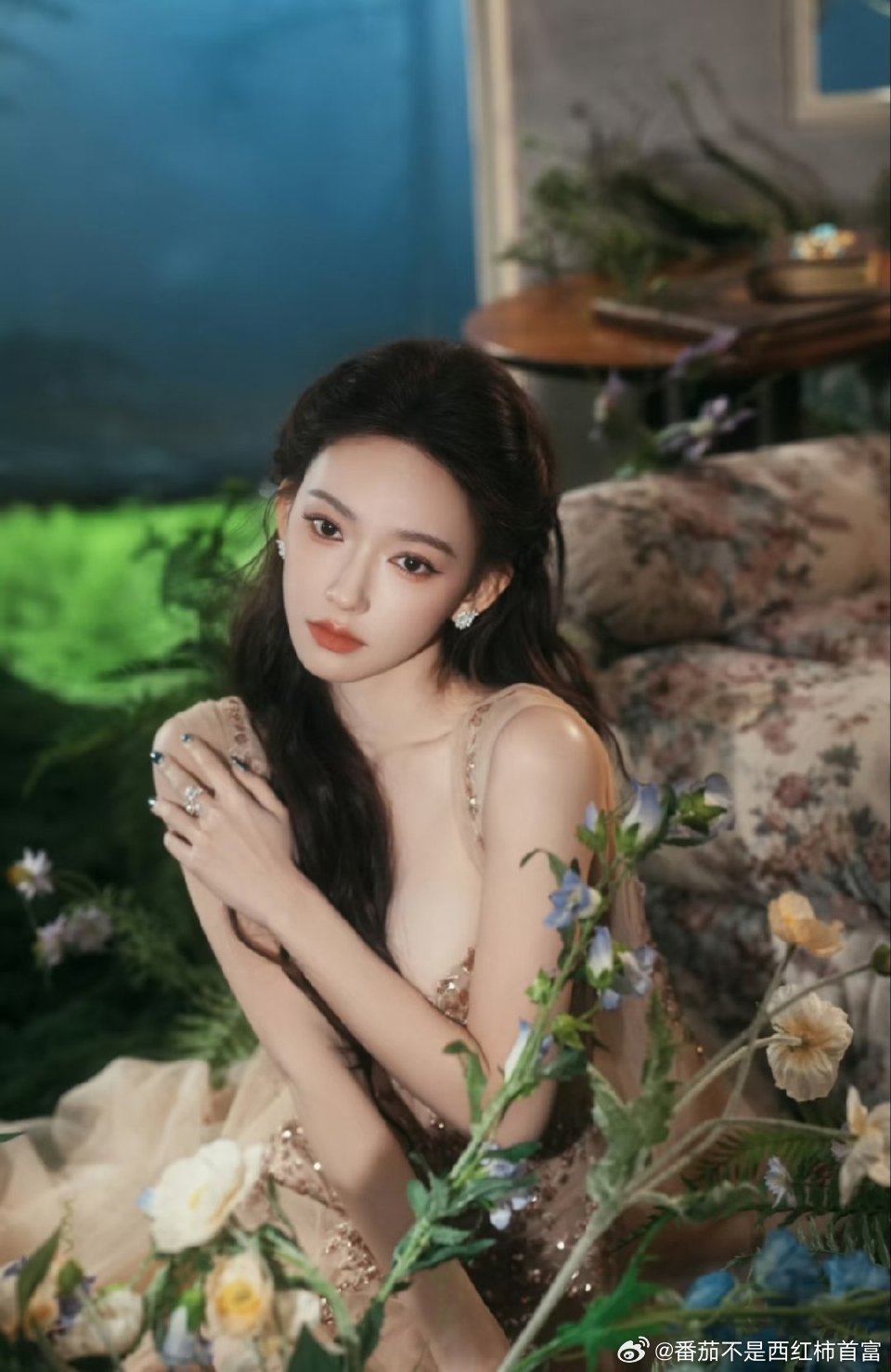 程潇今天的礼服大秀好身材！让人一整个斯哈斯哈绝对是妈咪级别 有粉丝担心程潇走红毯