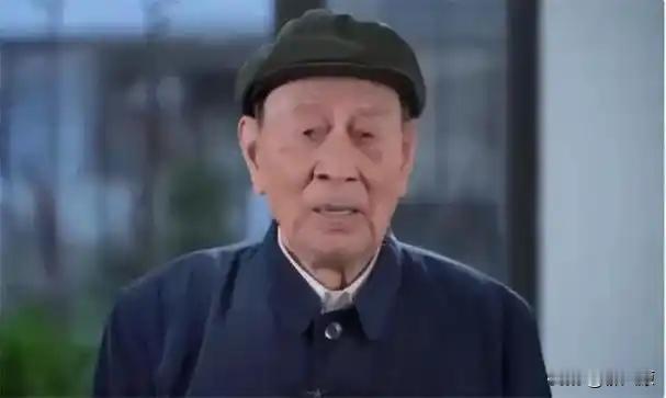 [微笑]2021年，一位老汉在女儿的帮助下走进电影院，当看见荧幕上《长津湖》的播