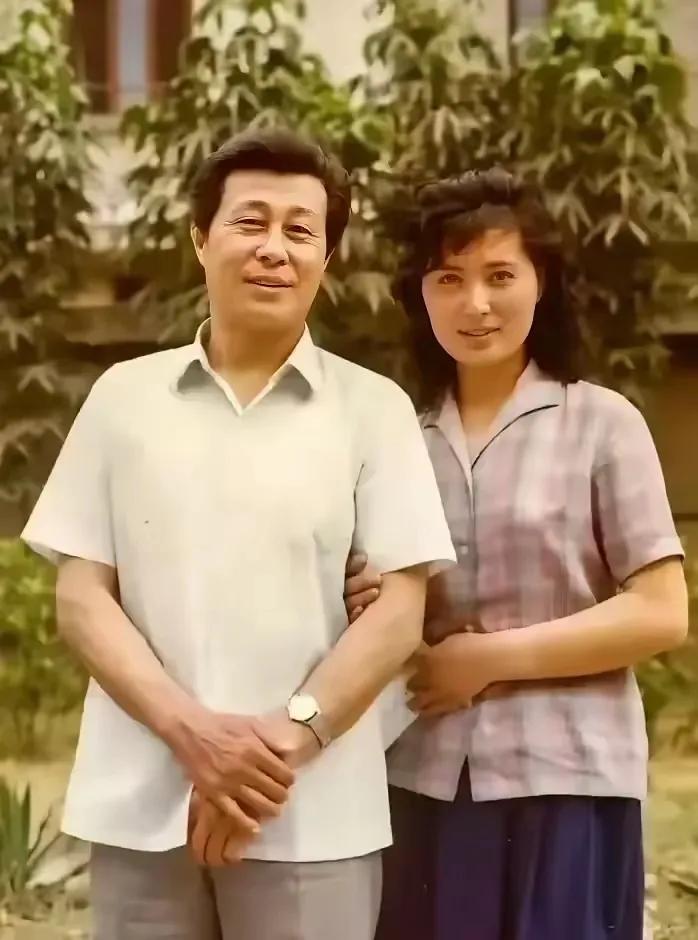 80后肯定不认识，只有60和70后才有可能认识的两位老演员。这个男人当时的眼角就