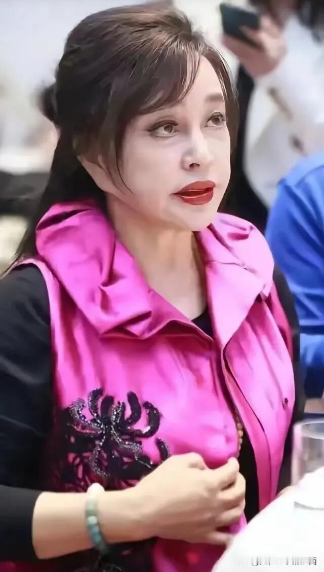 这是刘晓庆真实的样子，皮肤出现松弛，法令纹加深，颧骨高，脸有点松垮，看来以前的貌