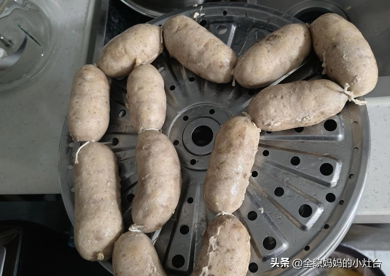 昨天晚上第一次尝试自己在家做脆皮肠，我没有添加红曲粉，所以颜色不好看，但味道还不
