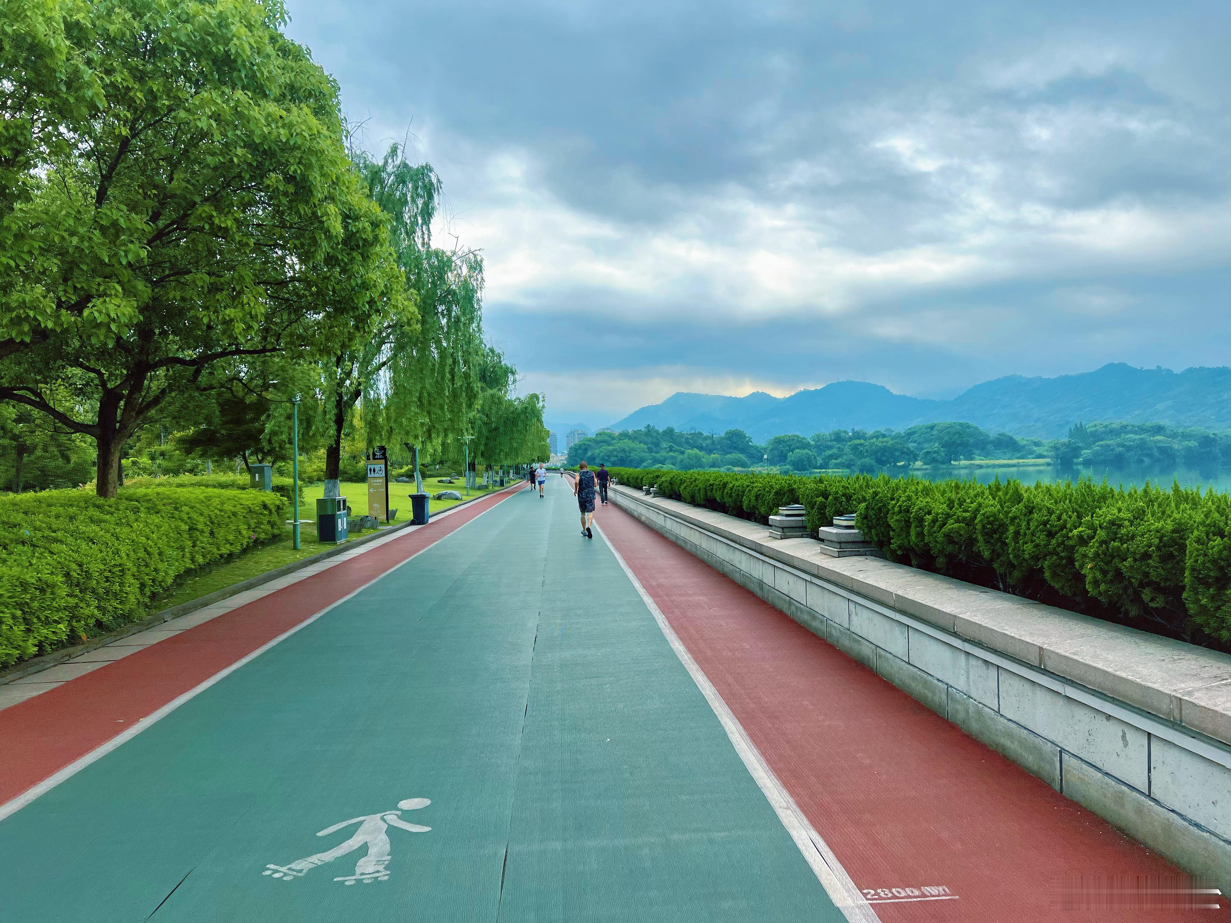 跑步打卡 🌿初夏首跑·穿越时光的10KM🏃♀️ 短剧女演员杨珊子拍戏遇极端天