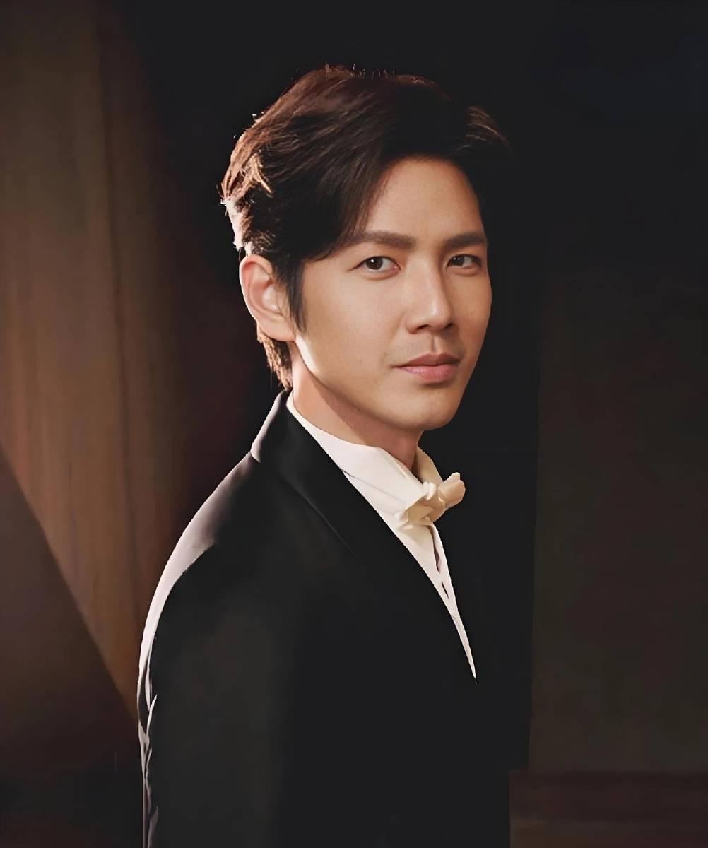 51岁的钟汉良还在演偶像剧男主，这事儿戳破了影视圈最现实的那层窗户纸。
现在拍戏