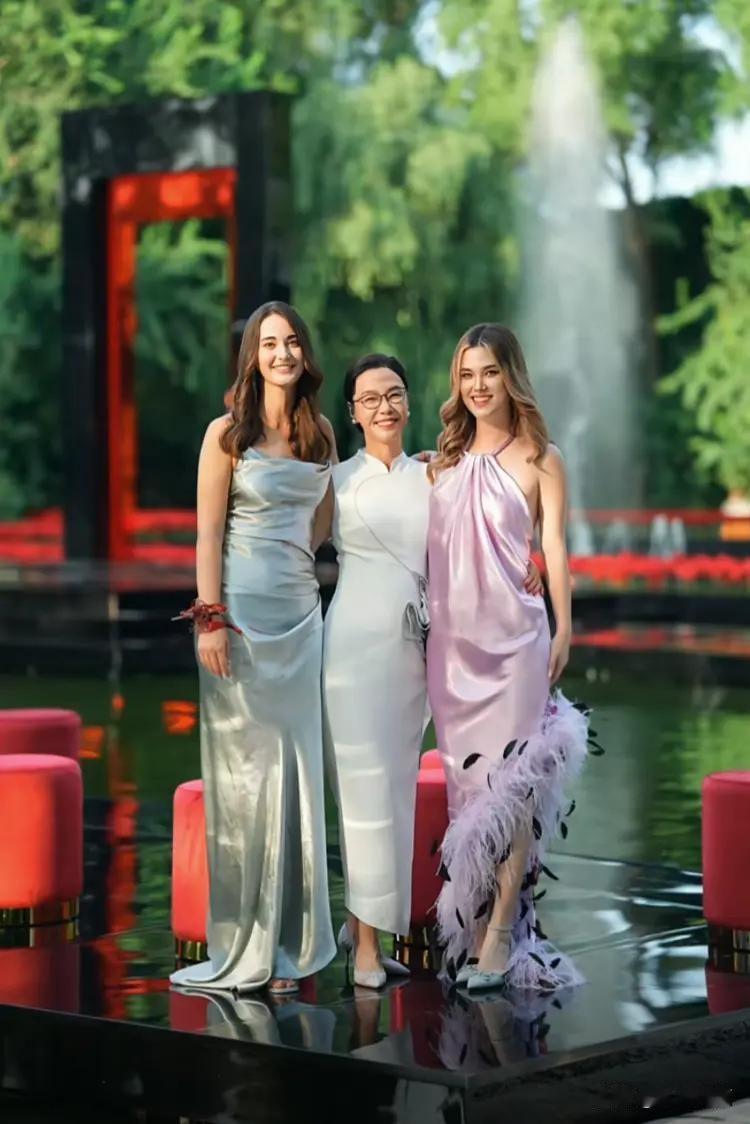 原来张丹红的两个女儿不是一个父亲，是张丹红和两任伴侣所生。

除了李国庆以外，她