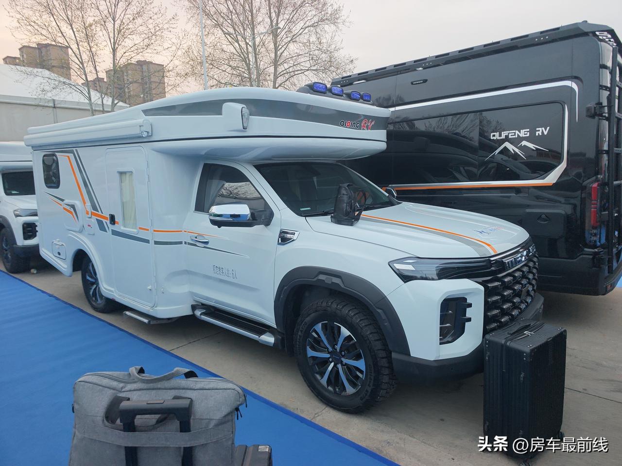 齐星房车正在参加郑州市河南省体育中心的大型房车展会，现场的能进地库升顶房车真是琳