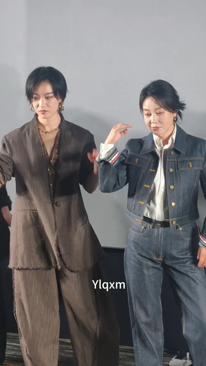 倪妮闫妮复仇摇倪妮闫妮双妮复仇摇现在剧宣标配手势舞，谁来都得跳一段🤣双妮跳复仇