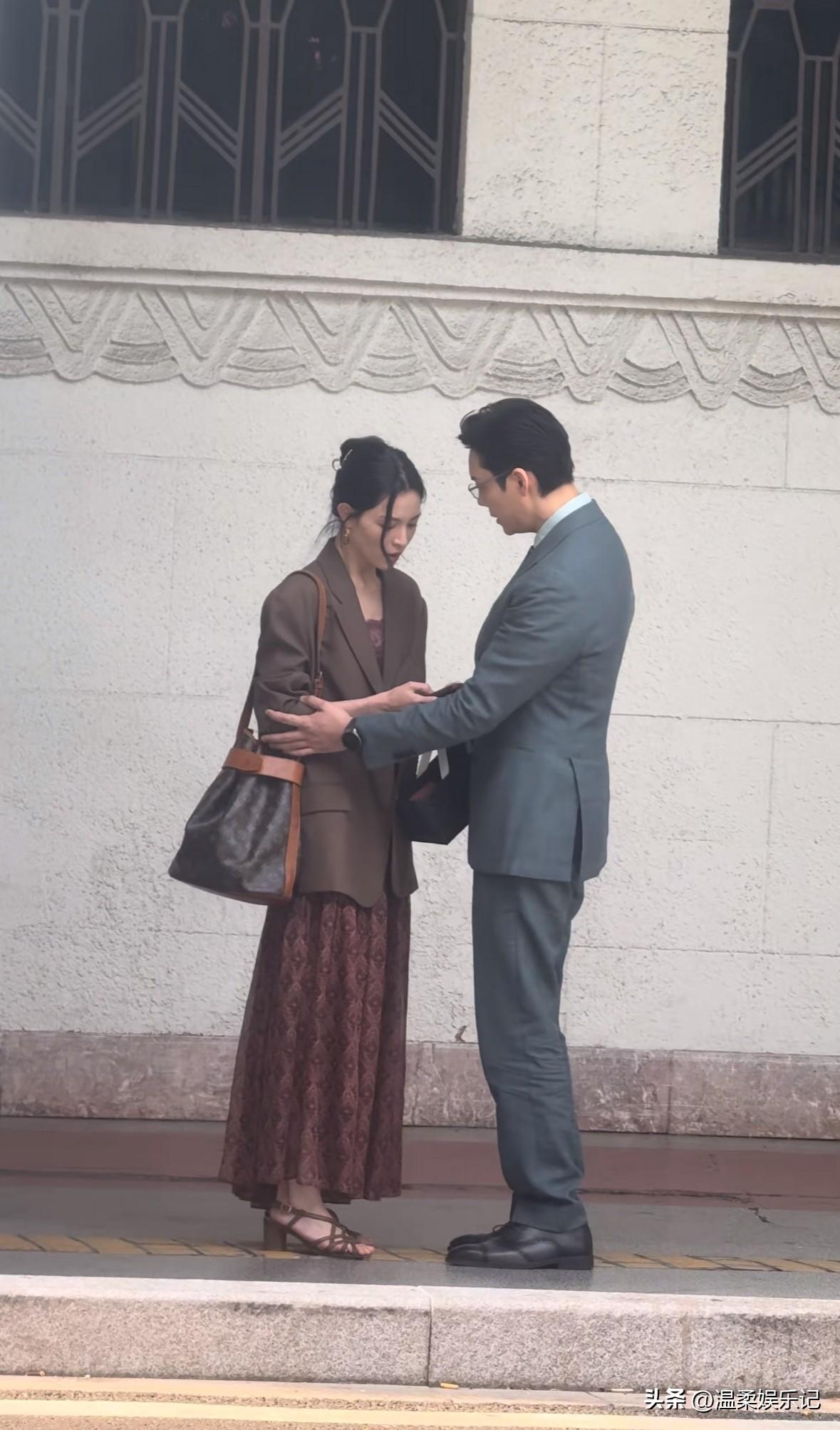 钟楚曦和陈伟霆新剧拍摄现场，两个高个子的帅哥美女站在一起就特别的搭配！非常期待了