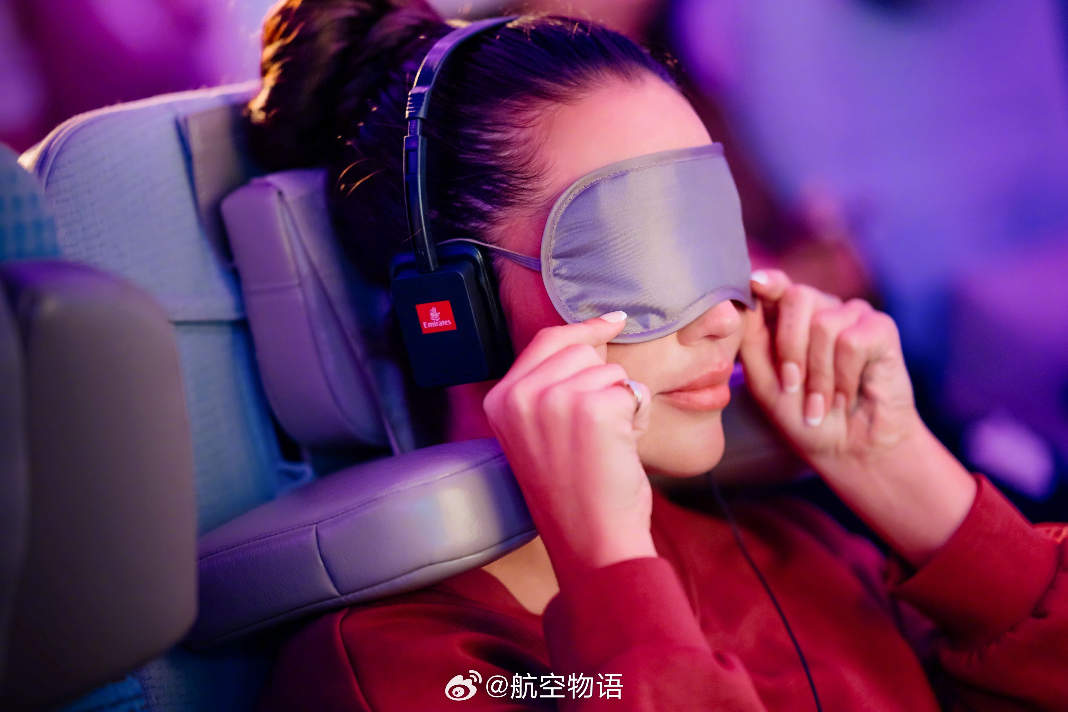 【长途经济舱睡觉头不舒服？阿联酋航空推出神器】阿联酋航空发布一款全球首创经济舱U