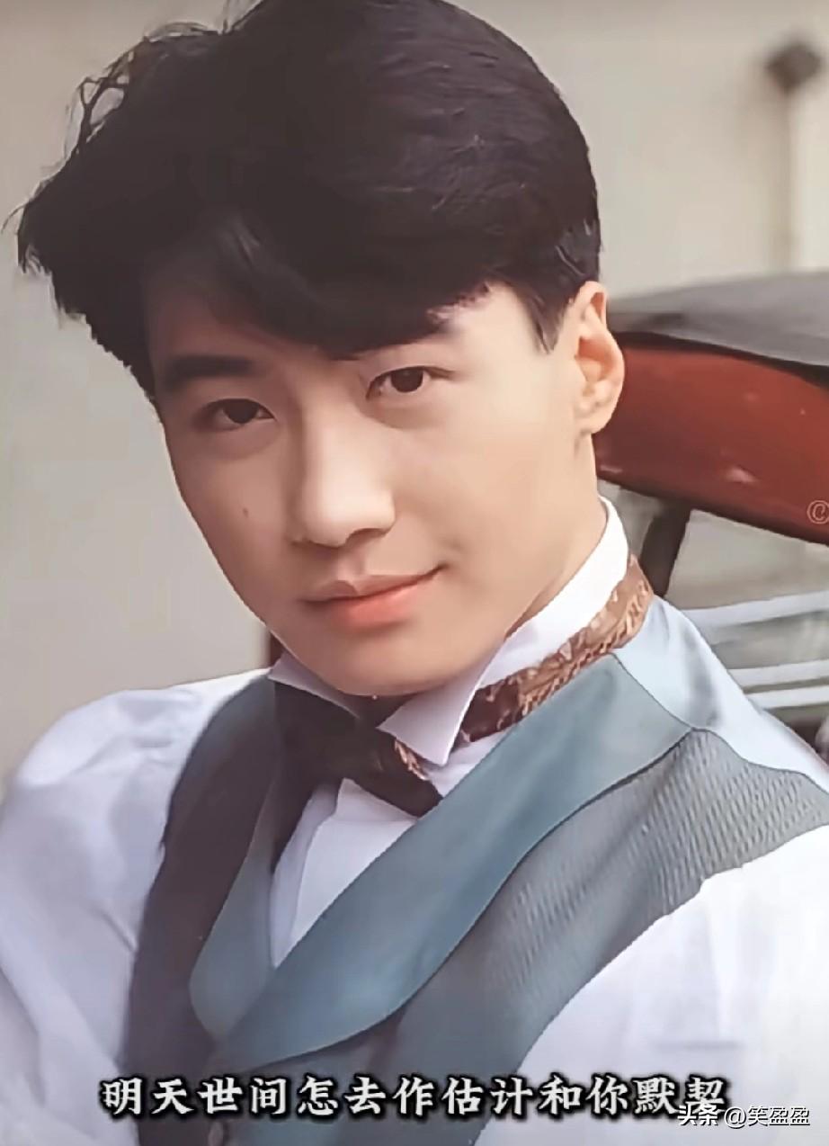 黎明：
淡颜系巅峰美学，东方水墨画，走出的晨曦少年，港媒笔下，雕塑美男，清冷骨相