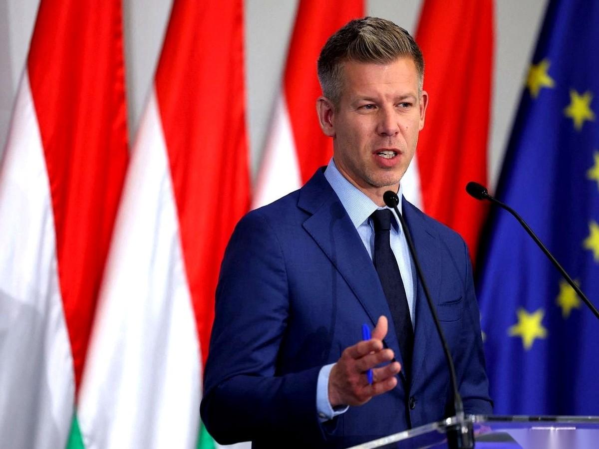 匈牙利新上任的总理，彼得·马贾尔，话说的很轻，但每个字都像钉子。
他对着镜头直接