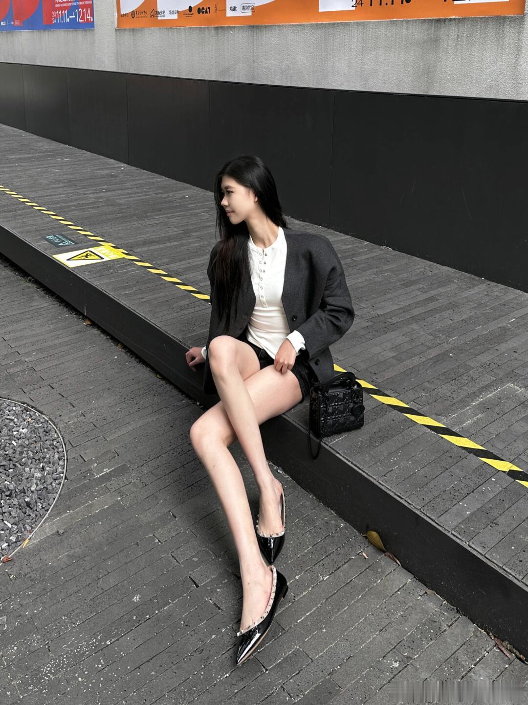 身材高挑，不穿丝袜也很美～ 