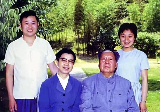 1964年，毛主席在杭州汪庄西子国宾馆前留影。毛主席一生53次到访杭州，累计居住