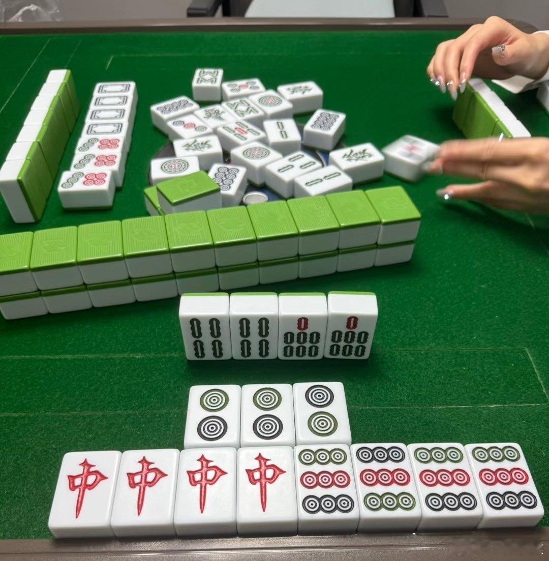 打麻将三缺一就这么玩现在麻将不存在三缺一了，湖北的麻将可以三人打，名叫“卡五星”